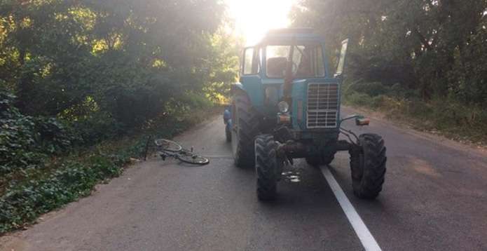 ДТП поблизу Чернівців: під колесами трактора травмувався 15-річний велосипедист