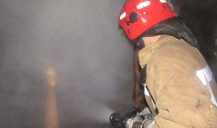 У Чернівецькій області дві будівлі майже одночасно загорілися через блискавку