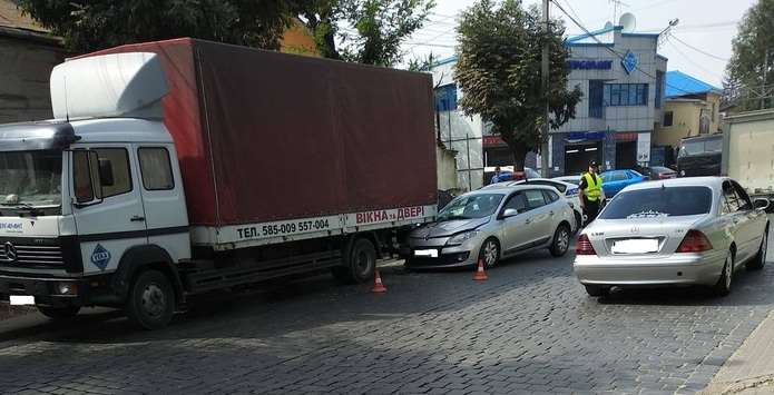 ДТП у Чернівцях: легковий автомобіль заїхав під вантажівку