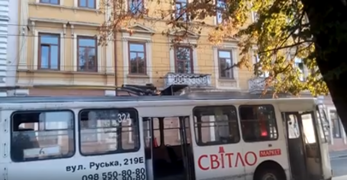 У Чернівцях під час руху задимівся тролейбус (відео)