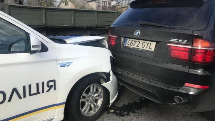 Водій BMW переплутав педалі: подробиці ДТП за участі поліції на Буковині