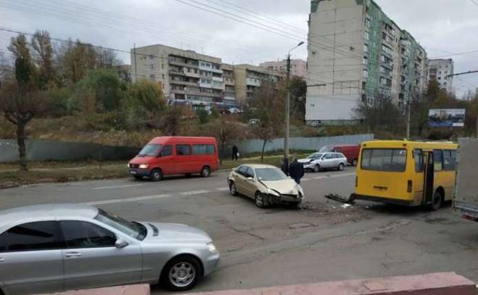 У Чернівцях сталася потрійна ДТП з маршруткою (фото)