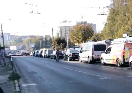 У Чернівцях водії заблокували рух транспорту: вимагають знизити ціну на пальне